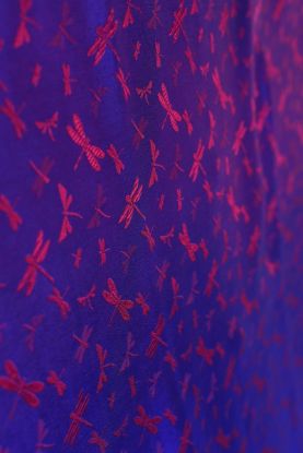 Bild på Handgjort hållbart blommigt sidentyg