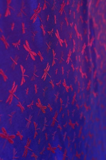 Bild på Handgjort hållbart blommigt sidentyg